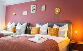 Golden Design Zentral Familie & Business, Babybett, Buero, Fitnessecke, Naehe Messe Dus